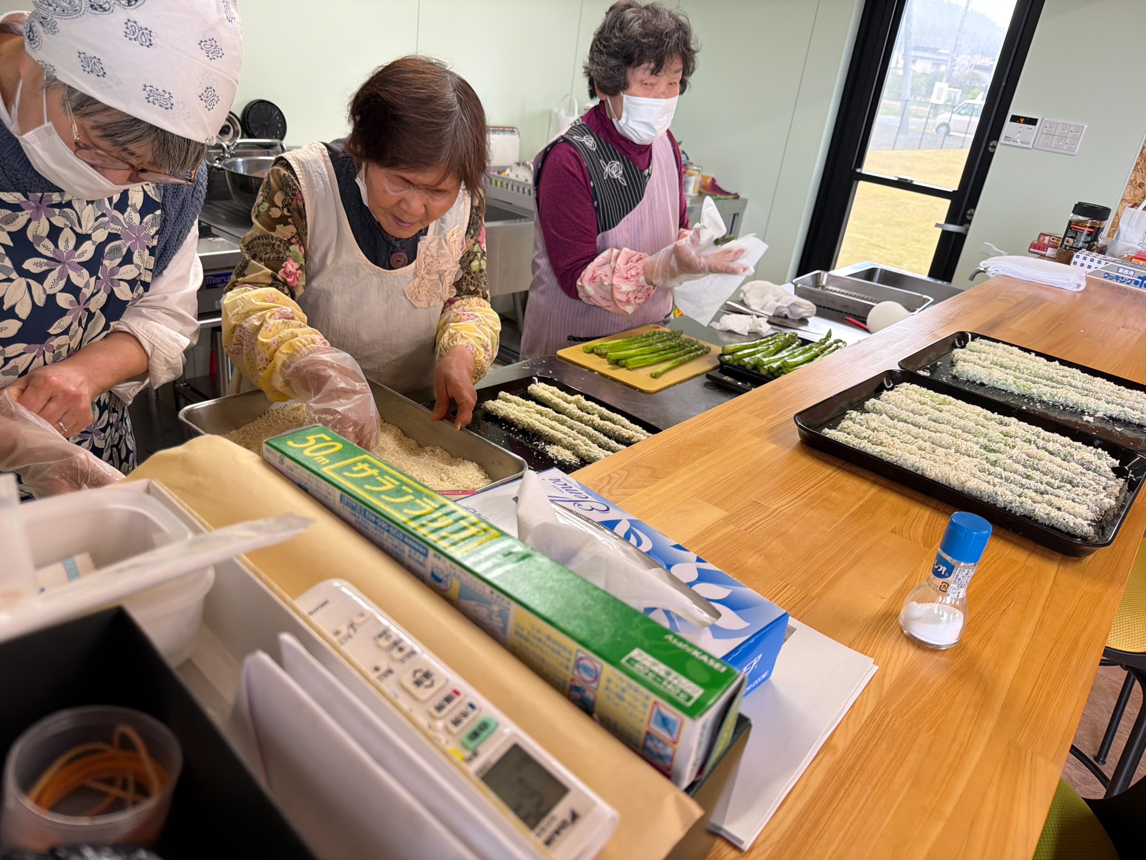 373.farm名物「アスパラ棒(アスパラの一本揚げ）」を作っているじいばあ